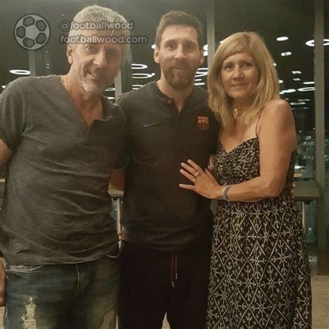 Leo Messi With Her Parents😊 Messi Jugador De Futbol Messi Canchas