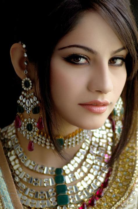 top pakistani model and actress neelam muneer life n fashion