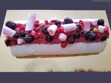 Pavlova aux fruits rouges façon gâteau roulé Notre recette