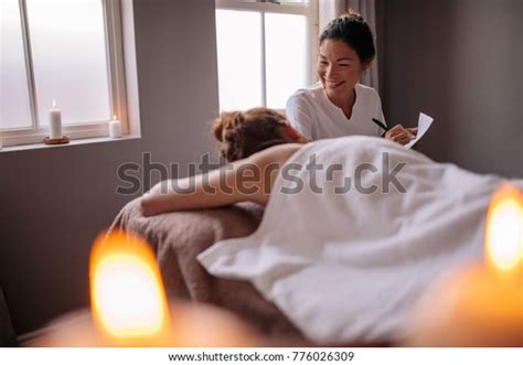 Косметолог осматривает клиентку перед санаторно курортным лечением и