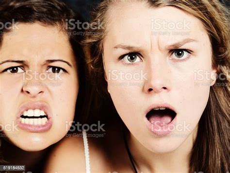 두 뽀샤시 걸스 제작 화난 놀란 얼굴 2명에 대한 스톡 사진 및 기타 이미지 2명 격노한 기민 Istock