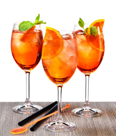 Watch how to make a classic aperol spritz in this short recipe video! aperol spritz on Behance