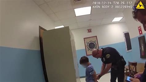 indignación en ee uu por video de policía esposando a un niño de 8 años en un escuela video