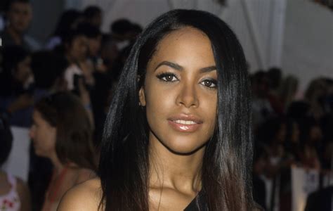 aaliyah reportedly drugged and carried onto flight before fatal plane crash