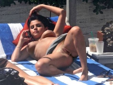 Hot Sexy Actress Selena Gomez Showing Her Nude Hot Pussy