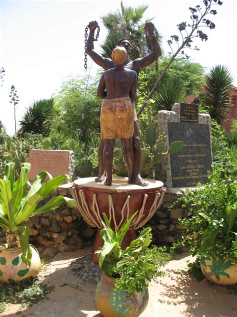 Ile De Gorée Statue Arts Et Voyages