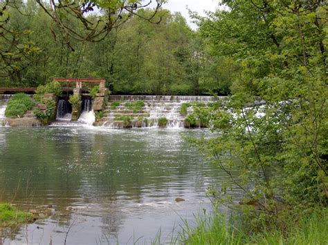 A la orilla loc advlocución adverbial. Der Fluss Maas - Eine wilde und gewundenen Fluss.
