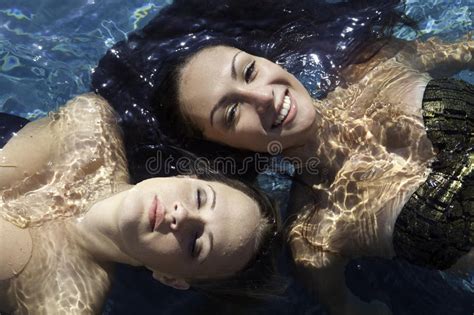 Duas Meninas Na Praia Imagem De Stock Imagem De Oceano 31214677