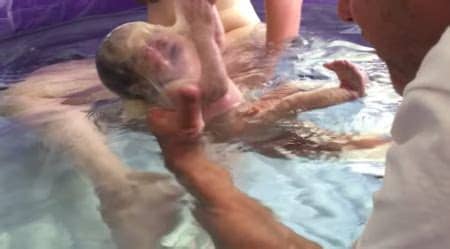 El parto natural en el agua, el parto natural en el hospital o el parto natural en casa son tres de las variedades que puedes escoger para traer al mundo a tu. El increíble parto en el agua de una bebé que nació dentro ...
