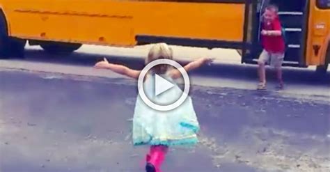Vídeo Adorable Del Año Esta Niña Corre A Abrazar A Su Hermano Cada Vez