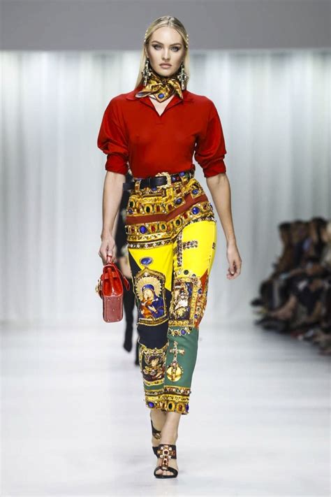 Versace Unveils 2018 Spring/Summer Collection | Fashion News 