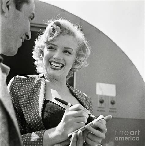 Marilyn Monroe Signing Autograph Photograph By Bettmann Fine Art America