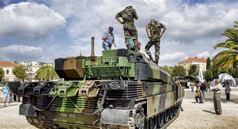 The leclerc is in service with the french army and. Leclerc MBT e Varianti - Militarypedia nel 2020 | Veicoli ...