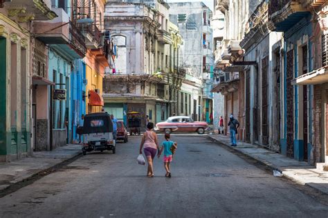 Life In Cuba Beauty Of Cuba Revealed In Photographs Cbs News
