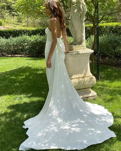 Monique Lhuillier Brides Instagram Profile Post All About The Back 🍃