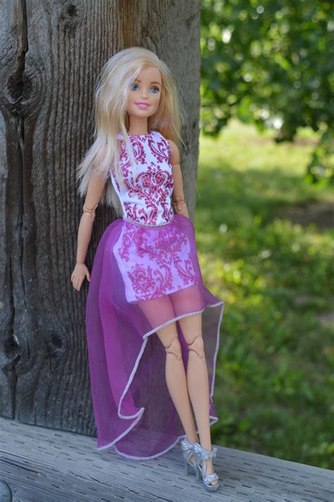 무료 이미지 여자 초상화 모델 봄 의류 담홍색 장난감 금발의 코카서스 사람 포즈를 취하는 인형 드레스 섹시한 매력적인 겉옷 마법 바비