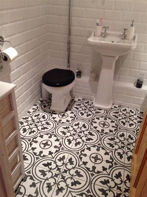 A Victorian Era Monochrome Floor Gives This White Bathroom A Rich