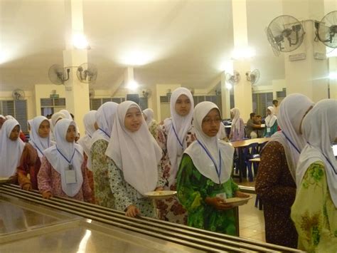 Pada mulanya,saya teringin dapat sekolah asrama penuh kalau boleh yang jauh jauh nak merantau.last last,banting gak dapat.asal ade.lagipun nampak macam 3x. SM Sains Banting, Jugra: January 2012
