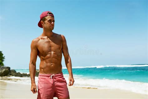 Hombre Atractivo En La Playa En Verano Mar Cercano Relajante Masculino