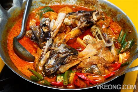 Produk kari adabi dihasilkan daripada gabungan pelbagai rempah berkualiti premium dengan ramuan terpilih dan merupakan produk pertama ciptaan adabi. Steamed Seafood King @ Restoran Kari Kepala Ikan Tiga, Puchong