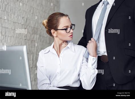 Sexy Sekretärin Ausziehen Chef Im Büro Liebhaber Stockfotografie Alamy