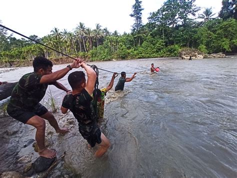 Air Sungai Meluap Tiba Tiba Tni Bantu Seberangkan Masyarakat Di Papua