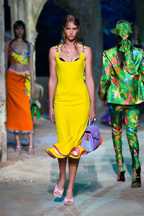 Versace Spring 2021 Ready To Wear Fashion Show Vestidos De Moda