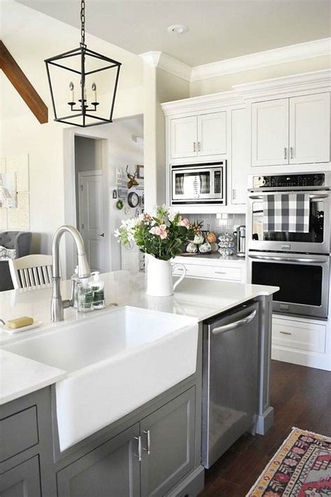 From modern to contemporary design, we bring to you a lot of styles and finishes. 25 Gorgeous Kitchens with Farmhouse Sinks - Connecticut in ...