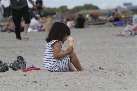 Mujer Que Goza Del Helado En La Playa Imagen De Archivo Imagen De Playa Hielo