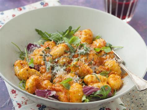 La versione classica viene fatta unendo farina e acqua, ma è possibile anche utilizzare la semola, le patate, la fecola, la mollica di pane e così via. Gnocchi à la crème de poivron | Recette | Recette gnocchi ...