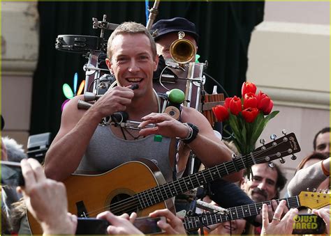 Photo Chris Martin Flaunts Muscles On Coldplay Music Video 24 Photo 3137562 Just Jared