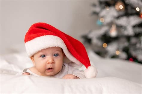 Retrato De Um Bebê Fofo Com Chapéu De Papai Noel Deitado De Bruços No