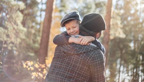 Padre E Hijo Abrazándose Y Abrazándose En El Bosque Niño Feliz Papá Y