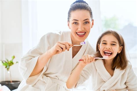 Imágenes De Madre E Hija Cepillandose Dientes Descarga Gratuita En