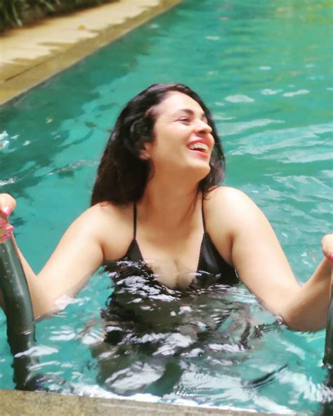 Good Newwz Actress Anjana Sukhani Looks Unrecognizable In Sexy Black Bikini Pics At The Pool