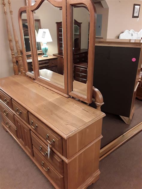 Broyhill Queen Oak Bed Set Delmarva Furniture Consignment