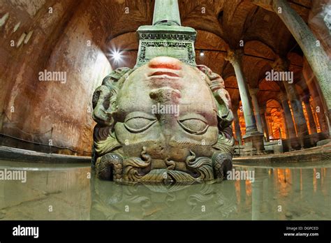 Cabeza de medusa en el Yerebatan Cistern la Cisterna Basílica o Yerebatan Sarnici Sultanahmet