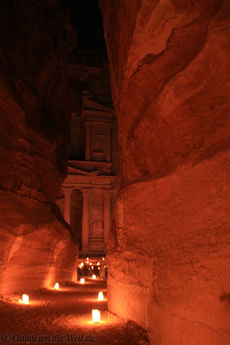 Dies ist eine magische art, einen teil der steinstadt bei kerzenlicht zu abholung und rückgabe vom hotel. Felsenstadt Petra ? bei Tag & Nacht - Fotos