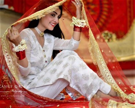 Ayeza khan was looking stunning in her bridal dress which was in red and green combination with gold touch. Pakistani Actresses Mehndi Dresses | Aiza khan wedding ...