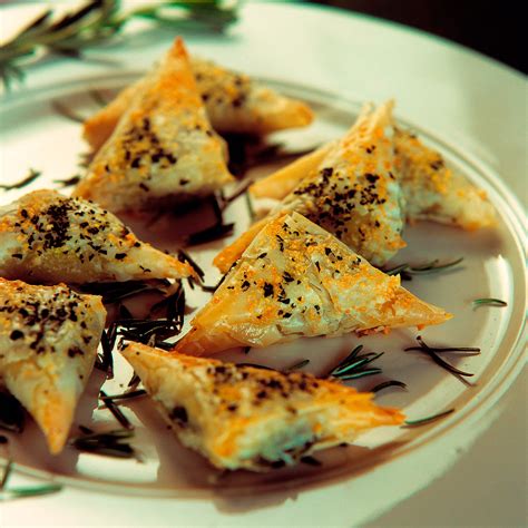 El servicio en vasitos de aperitivo luce bien en la mesa y además resulta cómodo para comer. Crujiente de morcilla | Receta en TELVA.com