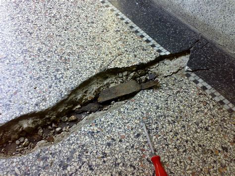 Ch hatte mal ein ähnliches problem, vorstehendes kam als tipp von einem steinmetzbetrieb. Schadensbilder - Glandt Baumontagen - Wir reparieren Terrazzo