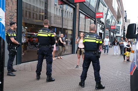 Onaangekondigde Protesten In Den Haag Politie Deelt Klappen Uit
