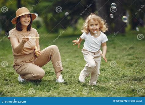 Madre Elegante Con Hija En Un Bosque De Verano Foto De Archivo Imagen