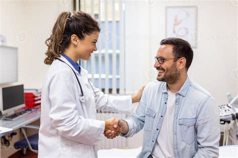 Joven Mujer Médico O Gp En Blanco Médico Uniforme Consultar Masculino