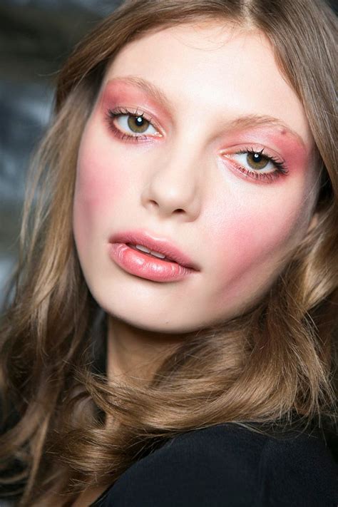 16 Un Basic Ways To Apply Blush Thefashionspot Simple Makeup Natural