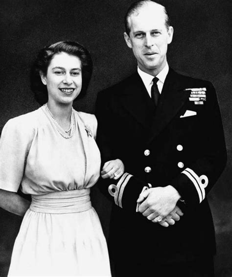 Shaun murawski se ha estrenado como retratista momentáneo de la corte británica con tan solo 24 años. El curioso regalo de la reina Isabel a Felipe de Edimburgo
