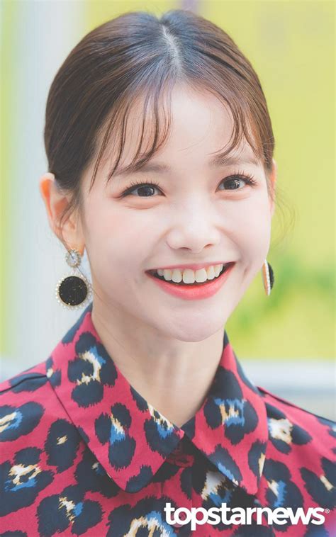 Yong junhyung 용준형 (b2st) feat. HD포토 하연수, '미소에 반하다' (2020 S/S 서울패션위크 ...