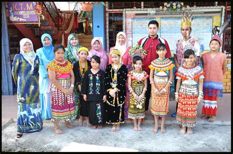 Sebagian besar penduduknya adalah suku bangsa melayu dan sebagian lagi adalah suku bangsa dayak. SEKOLAH RENDAH AMO, TEMBURONG: PERTANDINGAN PAKAIAN ...