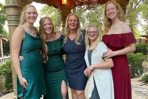 Sister Wives Christine Poses For A Photo With Daughters At Logan S Wedding