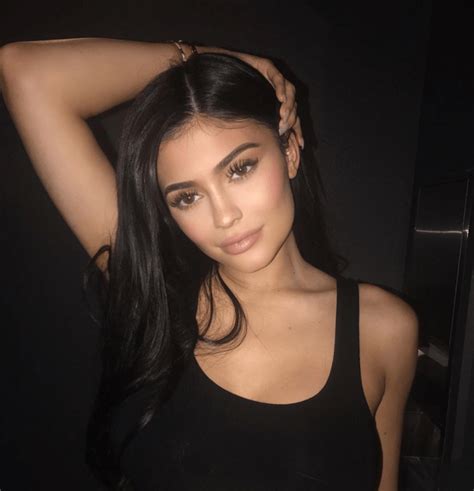 PICS Kylie Jenner Flaunts Tiny Waist Just Two Months After Giving
